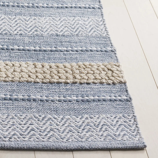 Safavieh Montauk 4'-0" x 6'-0" Rug in Silver / Ivory
