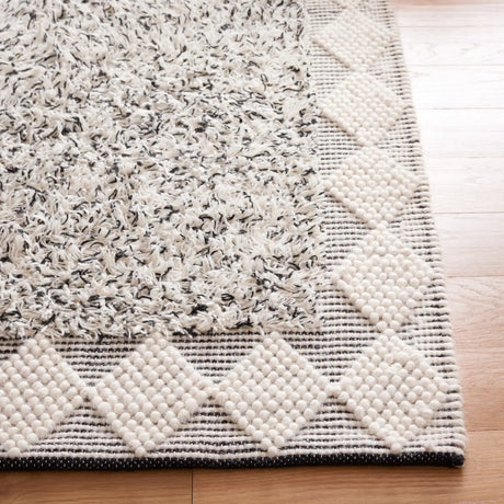 Safavieh Natura 4'-0" x 6'-0" Rug in Black / Ivory