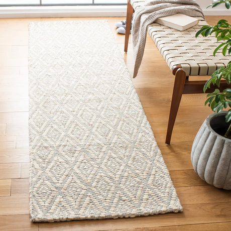 Safavieh Marbella 2'-3" x 8'-0" Rug in Beige / Cream