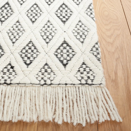 Safavieh Natura 4'-0" x 6'-0" Rug in Ivory / Black