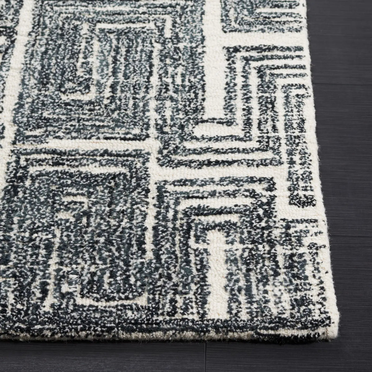 Safavieh Metro 4'-0" x 6'-0" Rug in Black / Ivory