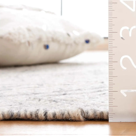 Safavieh Kilim 4'-0" x 6'-0" Rug in Light Grey / Ivory