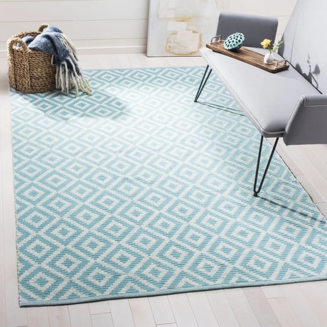 Safavieh Montauk 5'-0" x 8'-0" Rug in Light Blue / Ivory