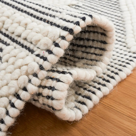 Safavieh Natura 4'-0" x 6'-0" Rug in Black / Ivory