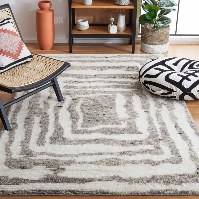 Safavieh Casablanca 4'-0" x 6'-0" Rug in Ivory / Grey
