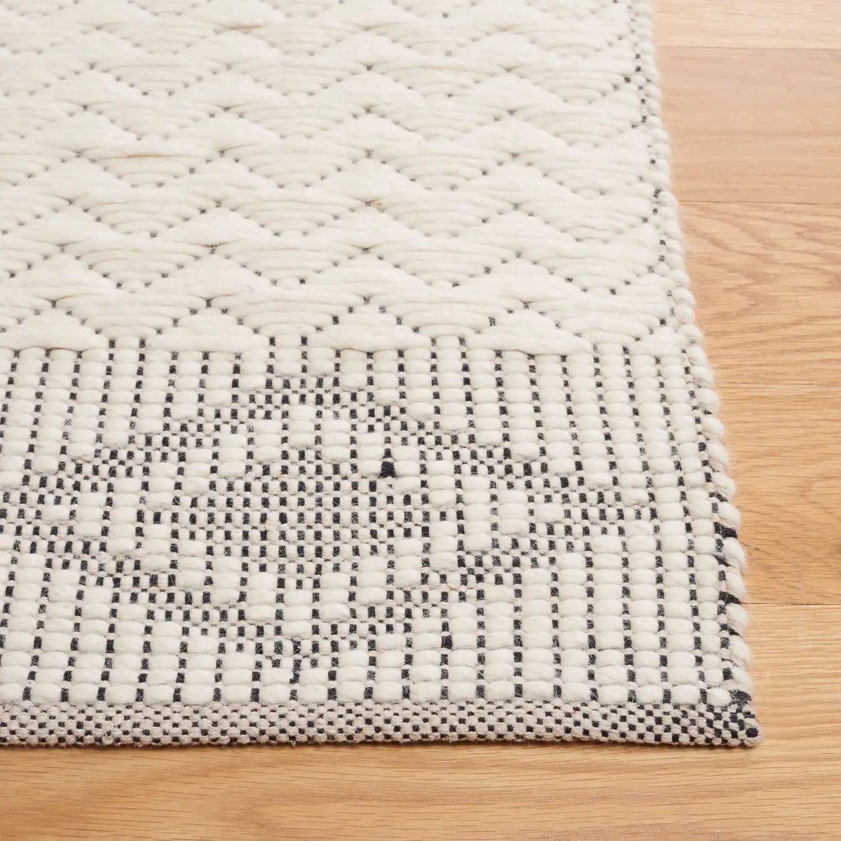 Safavieh Natura 4'-0" x 6'-0" Rug in Ivory / Black