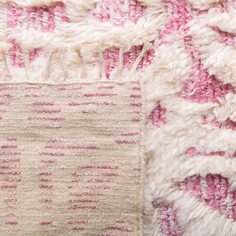 Safavieh Manhattan 4'-0" x 6'-0" Rug in Ivory / Pink