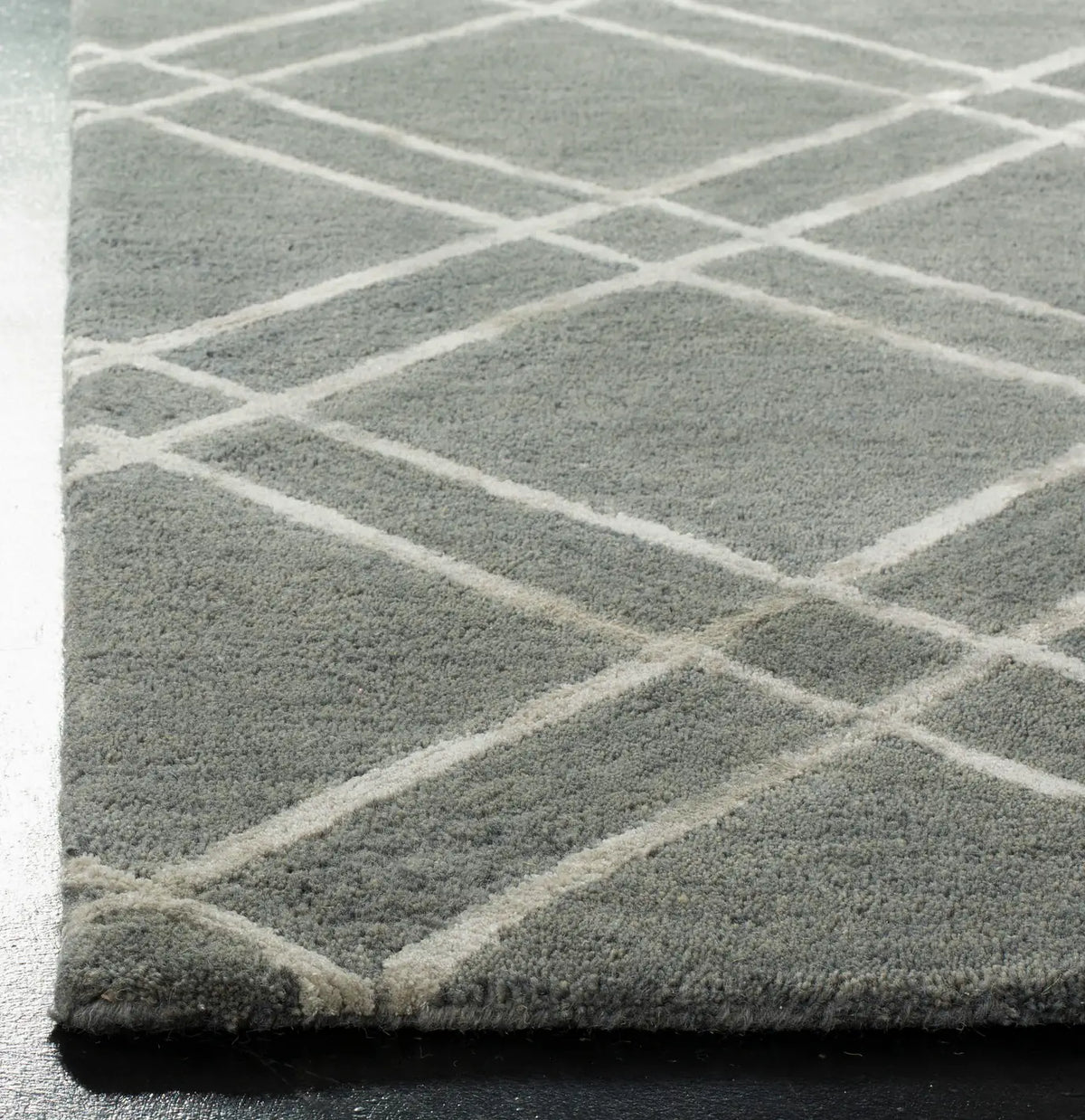 Safavieh Himalaya 4'-0" x 6'-0" Rug in Dark Grey / Ivory