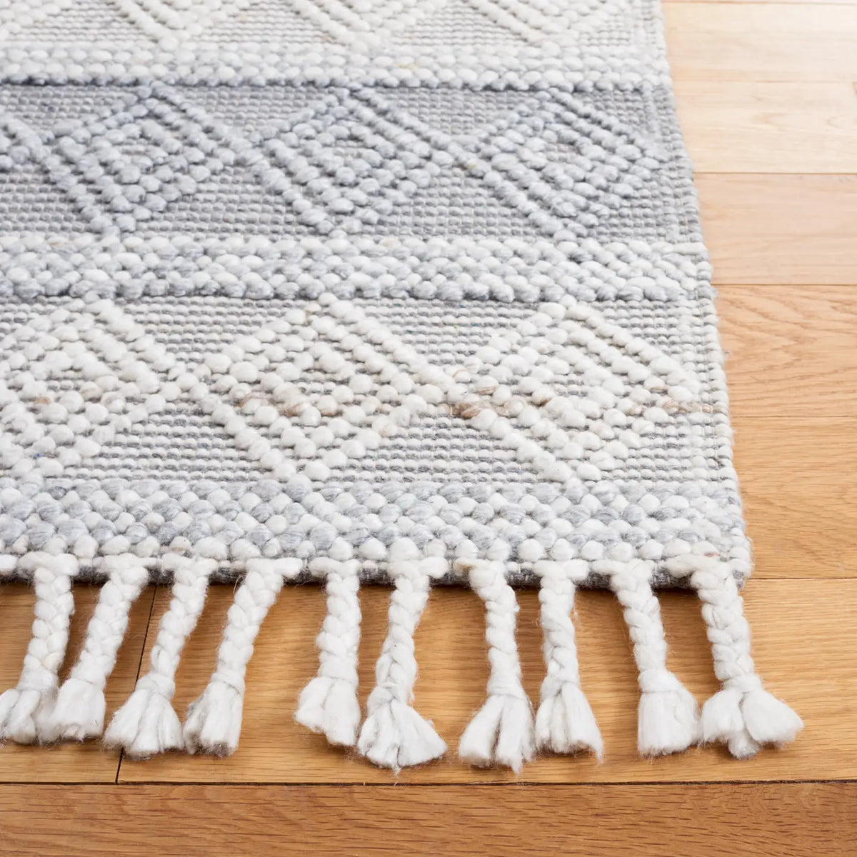 Safavieh Natura 5'-0" x 8'-0" Rug in Silver