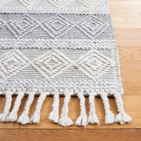 Safavieh Natura 5'-0" x 8'-0" Rug in Silver