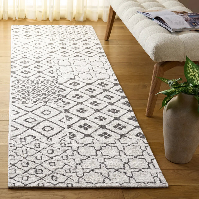 Safavieh Ebony 2'-3" x 8'-0" Rug in Ivory / Grey