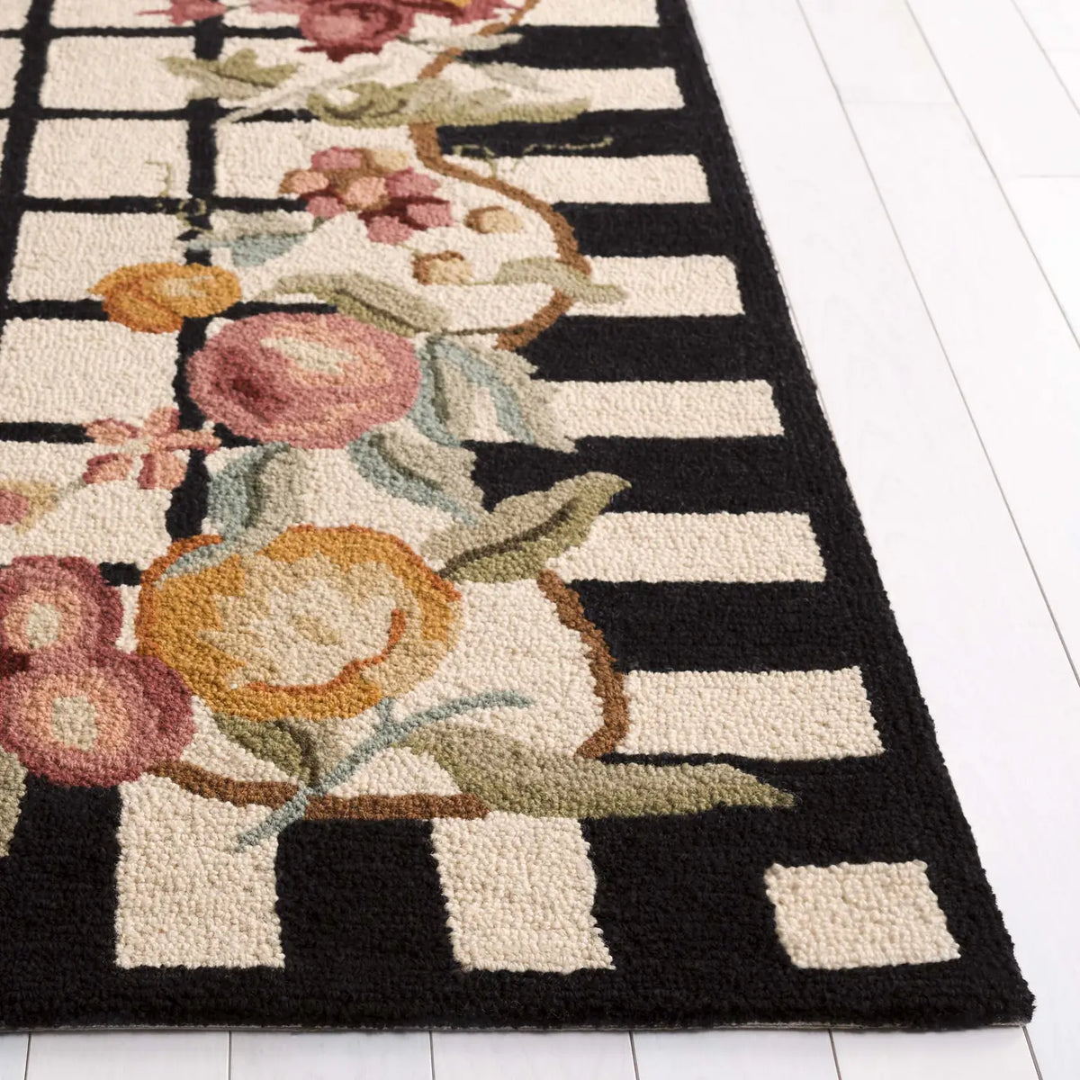 Safavieh Chelsea 3'-9" x 5'-9" Rug in Ivory / Black