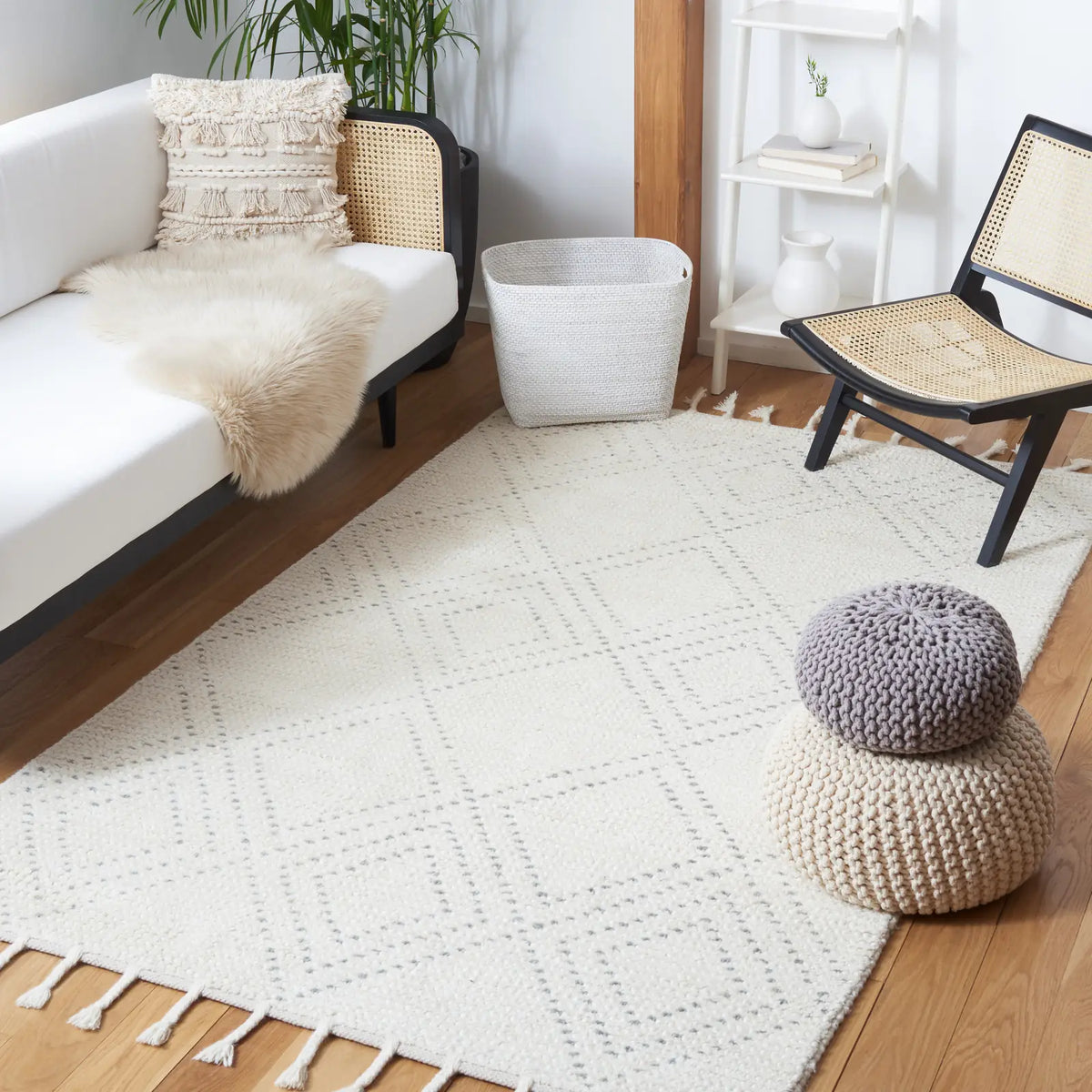 Safavieh Casablanca 4'-0" x 6'-0" Rug in Ivory / Grey