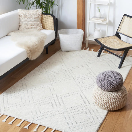 Safavieh Casablanca 4'-0" x 6'-0" Rug in Ivory / Grey