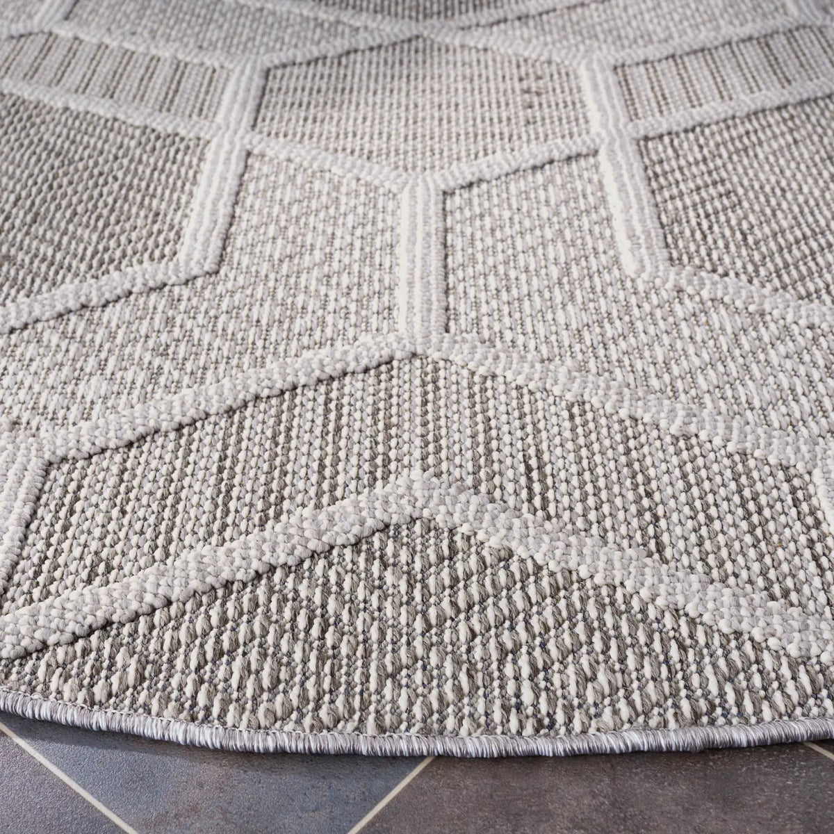Safavieh Global 6'-7" x 6'-7" Rug in Grey / Ivory