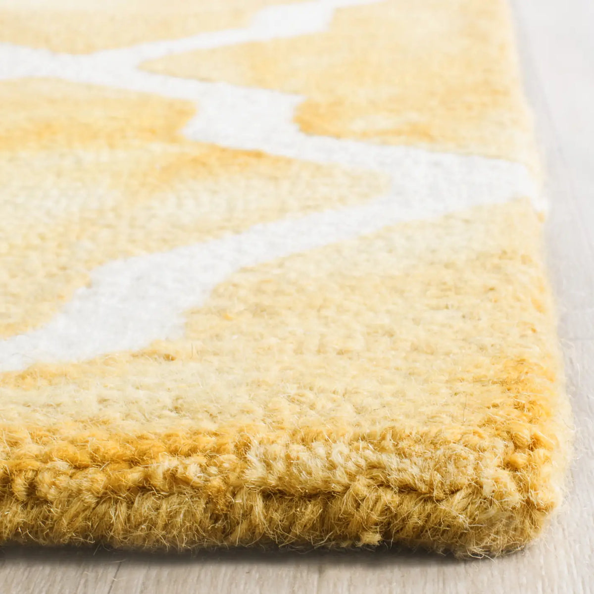Safavieh Dip Dye 2'-3" x 6'-0" Rug in Gold / Ivory