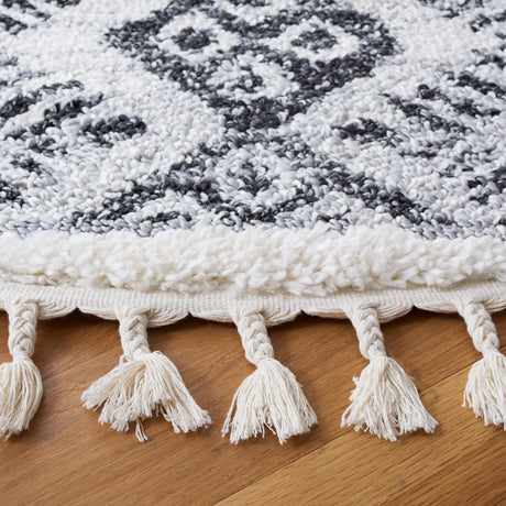 Safavieh Moroccan Tassel Shag 6'-7" x 6'-7" Rug in Ivory / Grey
