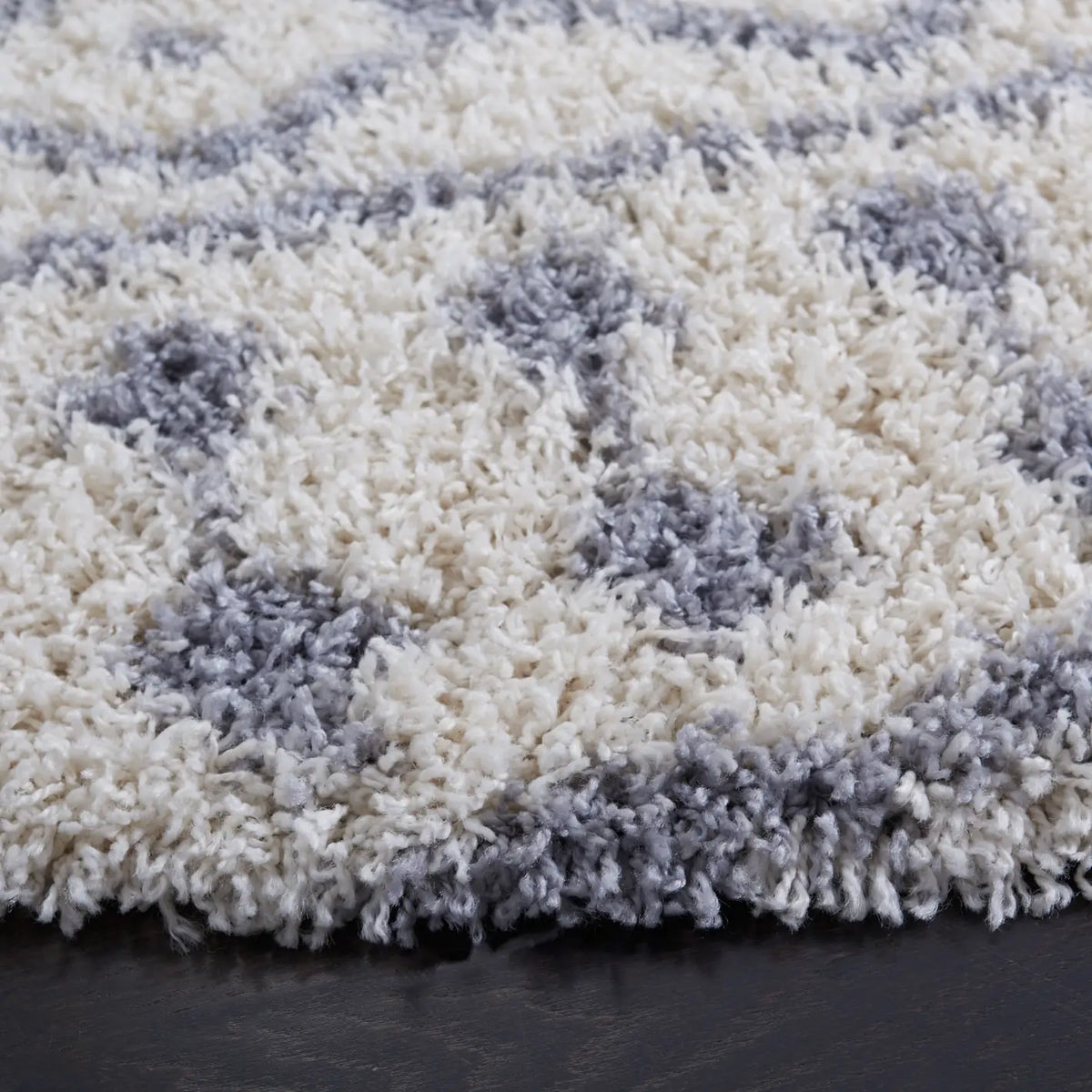 Safavieh Venus Shag 600 6'-7" x 6'-7" Rug in Ivory / Grey