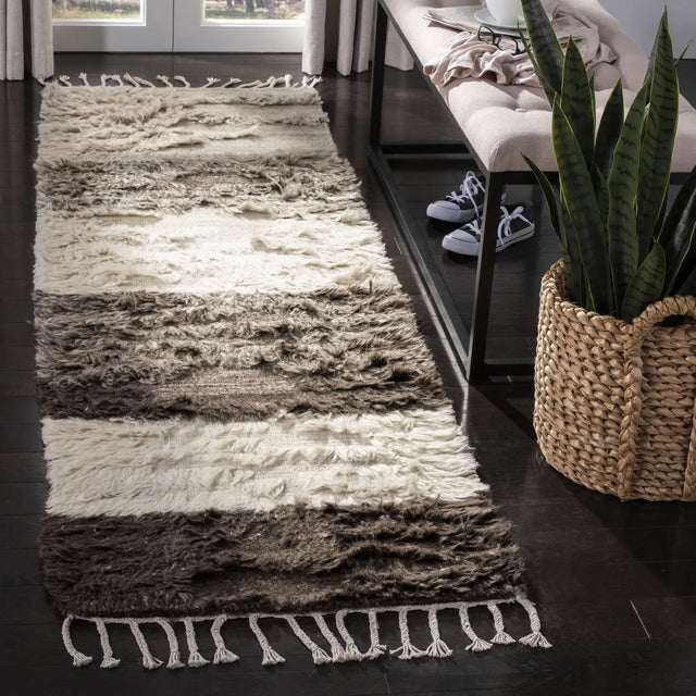 Safavieh Kenya 2'-3" x 8'-0" Rug in Ivory / Grey