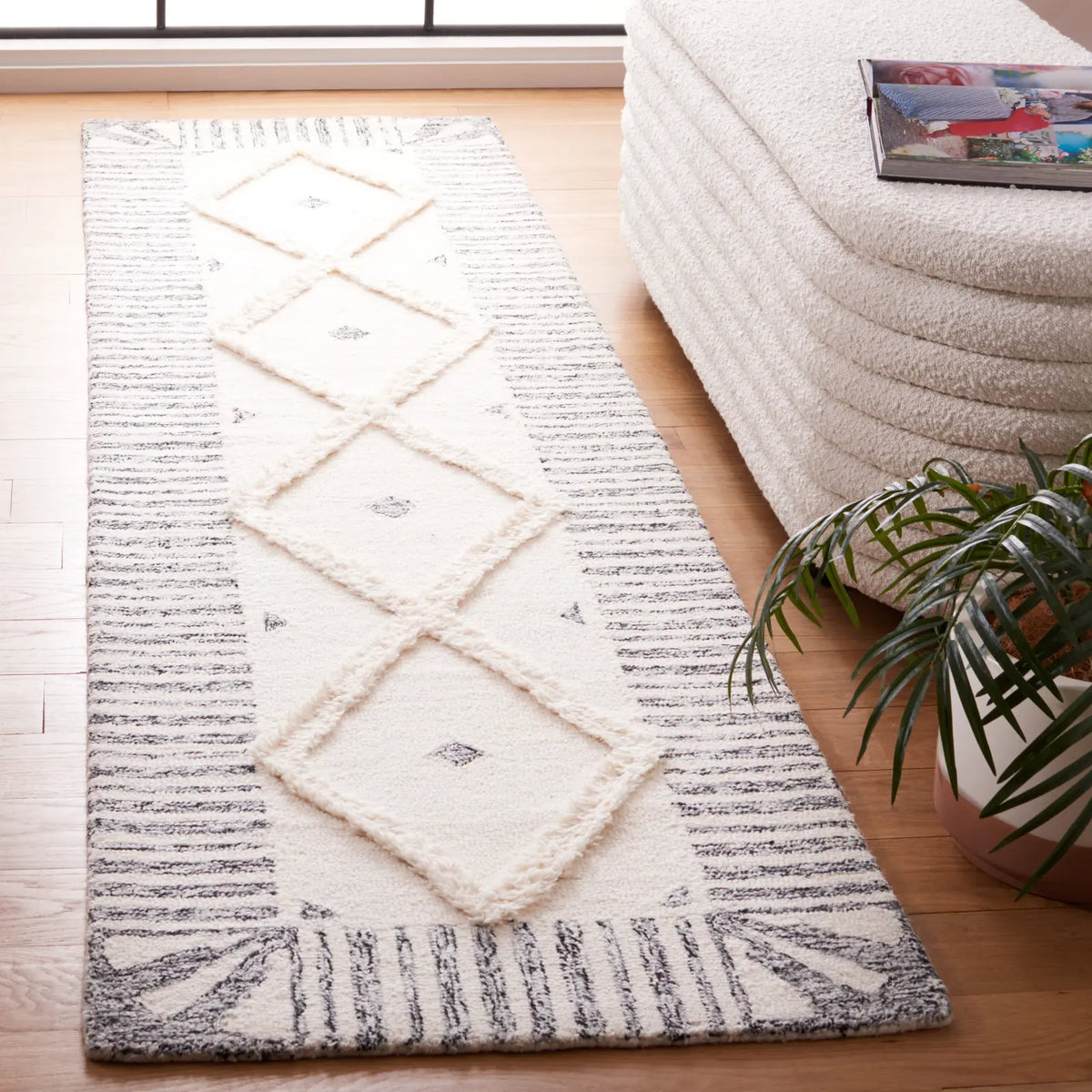 Safavieh Casablanca 2'-3" x 9'-0" Rug in Ivory / Black
