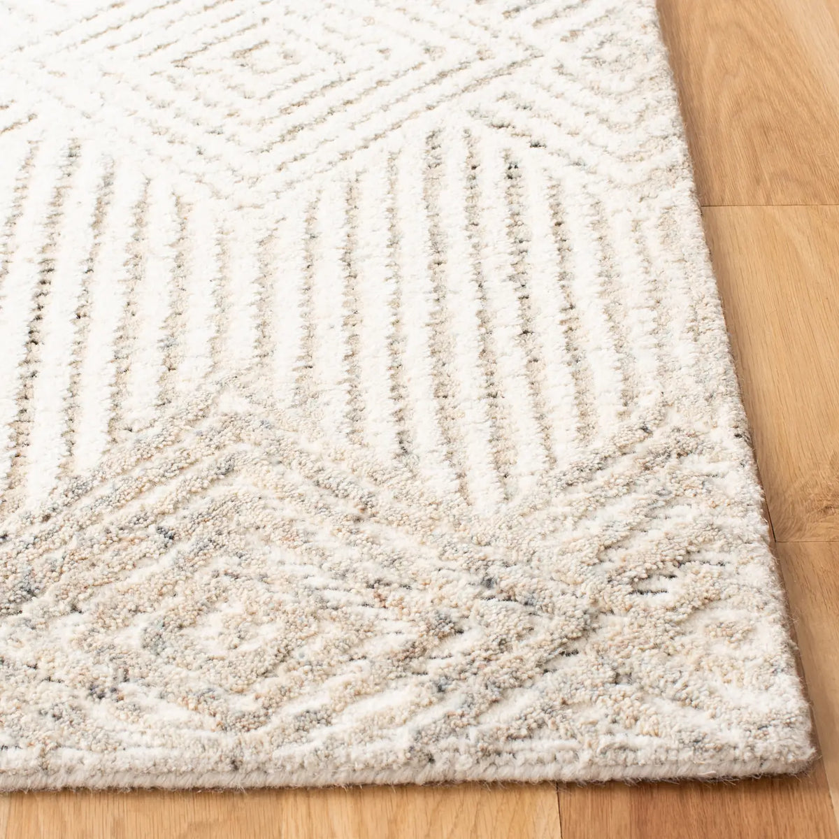 Safavieh Metro 5'-0" x 8'-0" Rug in Beige / Ivory