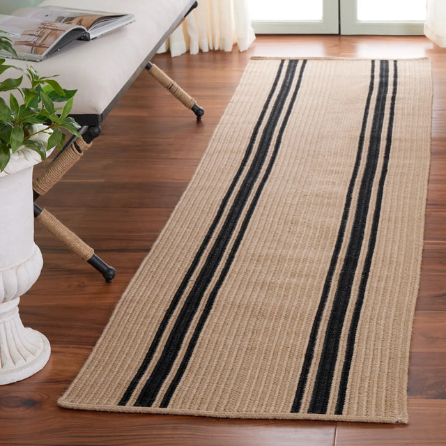 Safavieh Braided 800 2'-3" x 8'-0" Rug in Natural / Black
