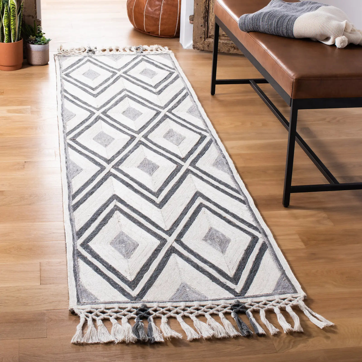 Safavieh Sahara 2'-3" x 8'-0" Rug in Ivory / Grey