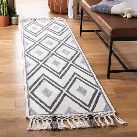 Safavieh Sahara 2'-3" x 8'-0" Rug in Ivory / Grey