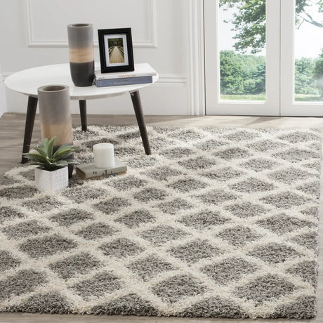 Safavieh Sgd-Dallas Shag 4'-0" x 6'-0" Rug in Grey / Ivory
