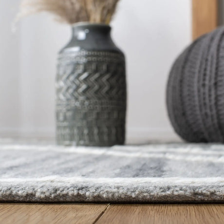 Safavieh Casablanca 5'-0" x 8'-0" Rug in Grey / Ivory