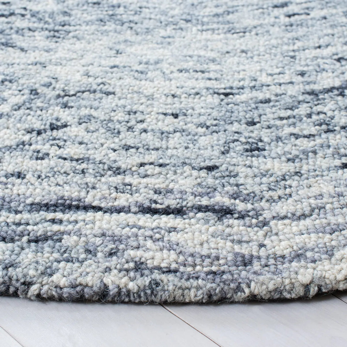 Safavieh Ikat 6'-0" x 6'-0" Rug in Silver / Grey