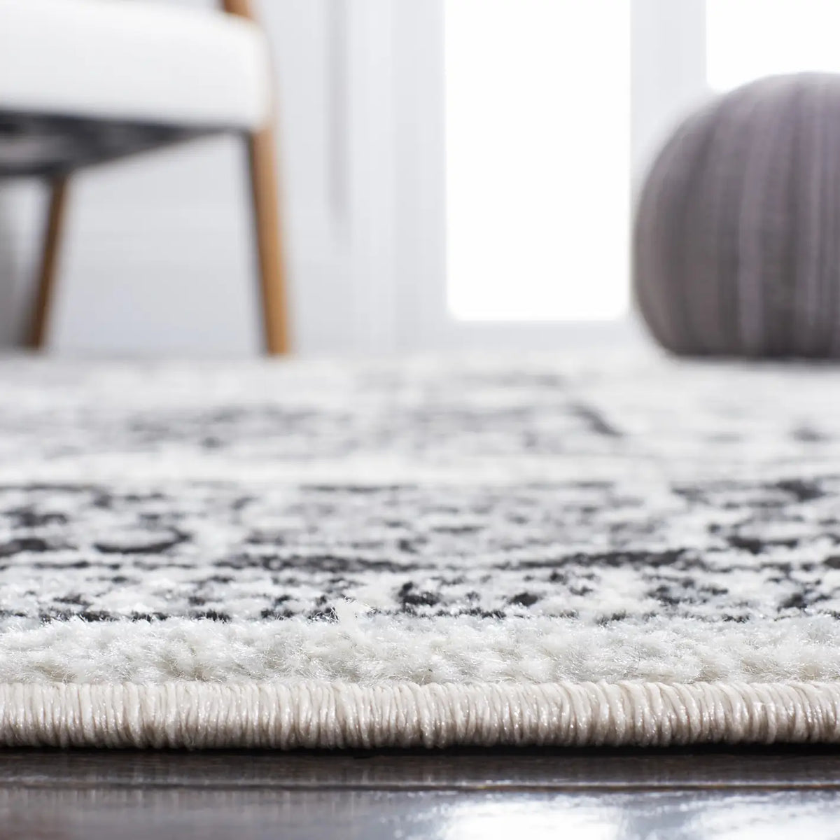 Safavieh Tulum 4'-0" x 6'-0" Rug in Ivory / Black