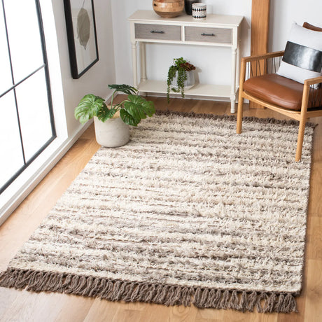 Safavieh Casablanca 4'-0" x 6'-0" Rug in Natural / Ivory