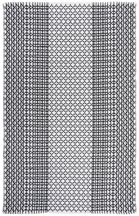 Safavieh Montauk 5'-0" x 8'-0" Rug in Black / Ivory