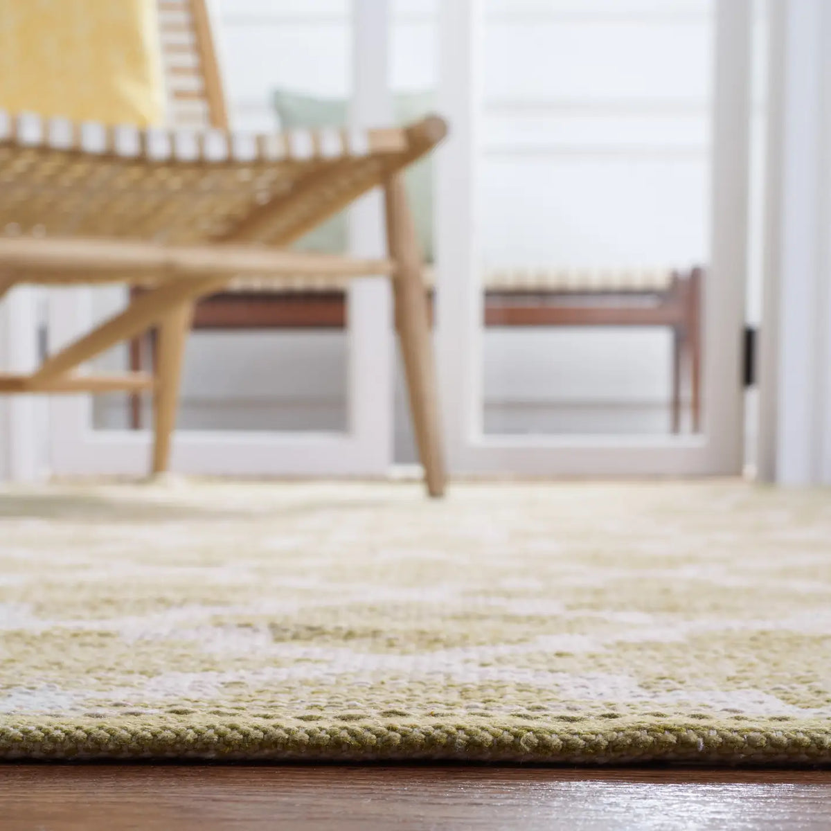 Safavieh Montauk 5'-0" x 8'-0" Rug in Green / Ivory