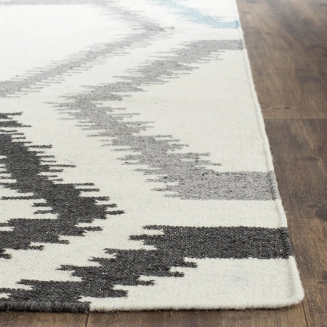 Safavieh Dhurries 5'-0" x 8'-0" Rug in Ivory / Multi