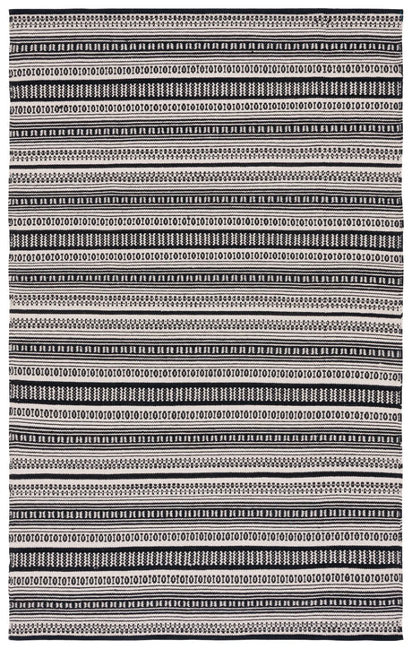 Safavieh Montauk 4'-0" x 6'-0" Rug in Black / Ivory
