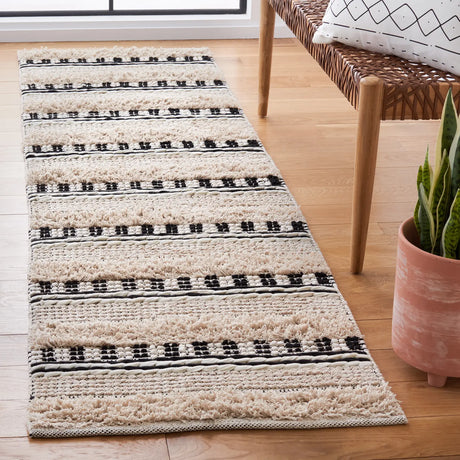 Safavieh Natura 2'-3" x 8'-0" Rug in Beige / Black