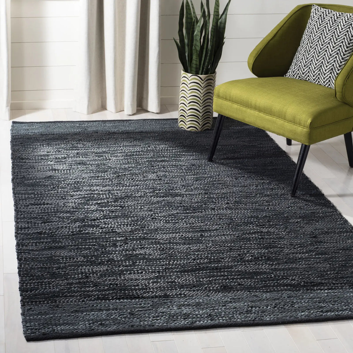 Safavieh Vintage Leather 4'-0" x 6'-0" Rug in Black / Grey