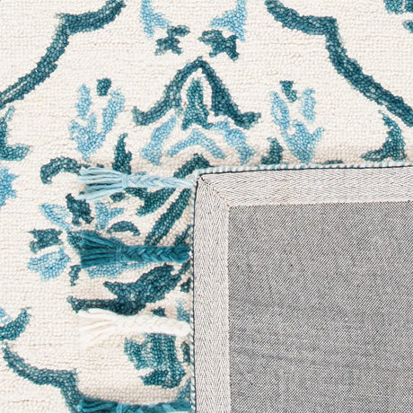 Safavieh Suzani 5'-0" x 8'-0" Rug in Ivory / Turquoise