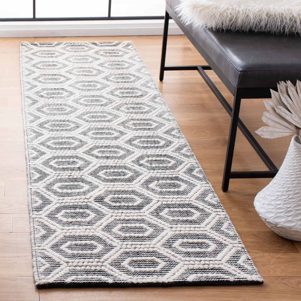 Safavieh Natura 2'-3" x 8'-0" Rug in Ivory / Black