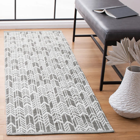 Safavieh Montauk 2'-3" x 7'-0" Rug in Charcoal / Ivory