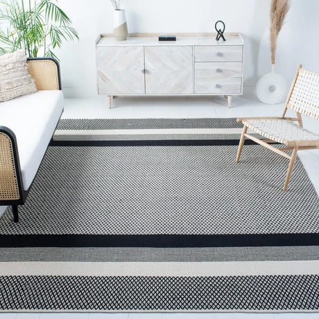 Safavieh Kilim 6'-0" x 9'-0" Rug in Black / Ivory