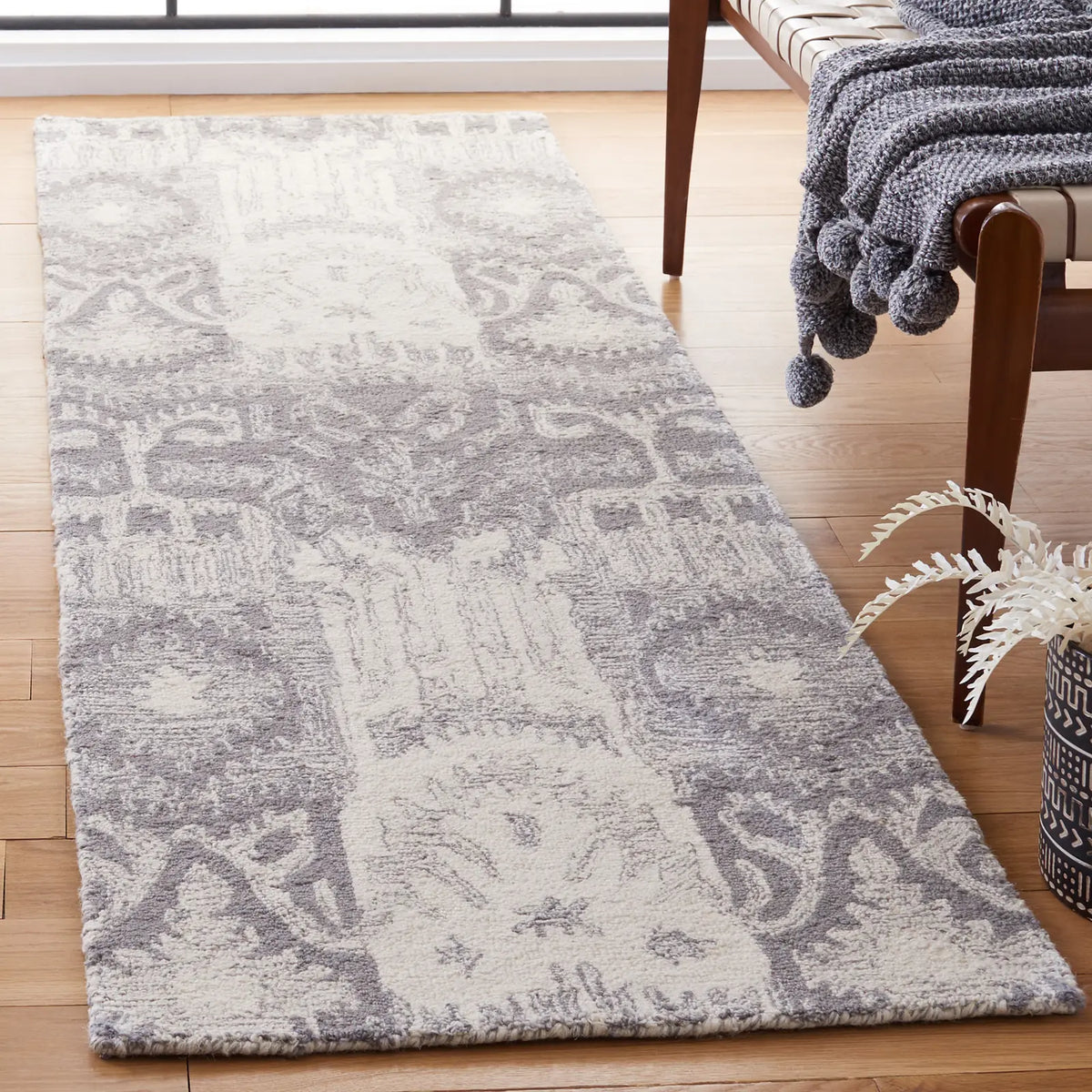 Safavieh Ikat 2'-3" x 8'-0" Rug in Grey / Ivory