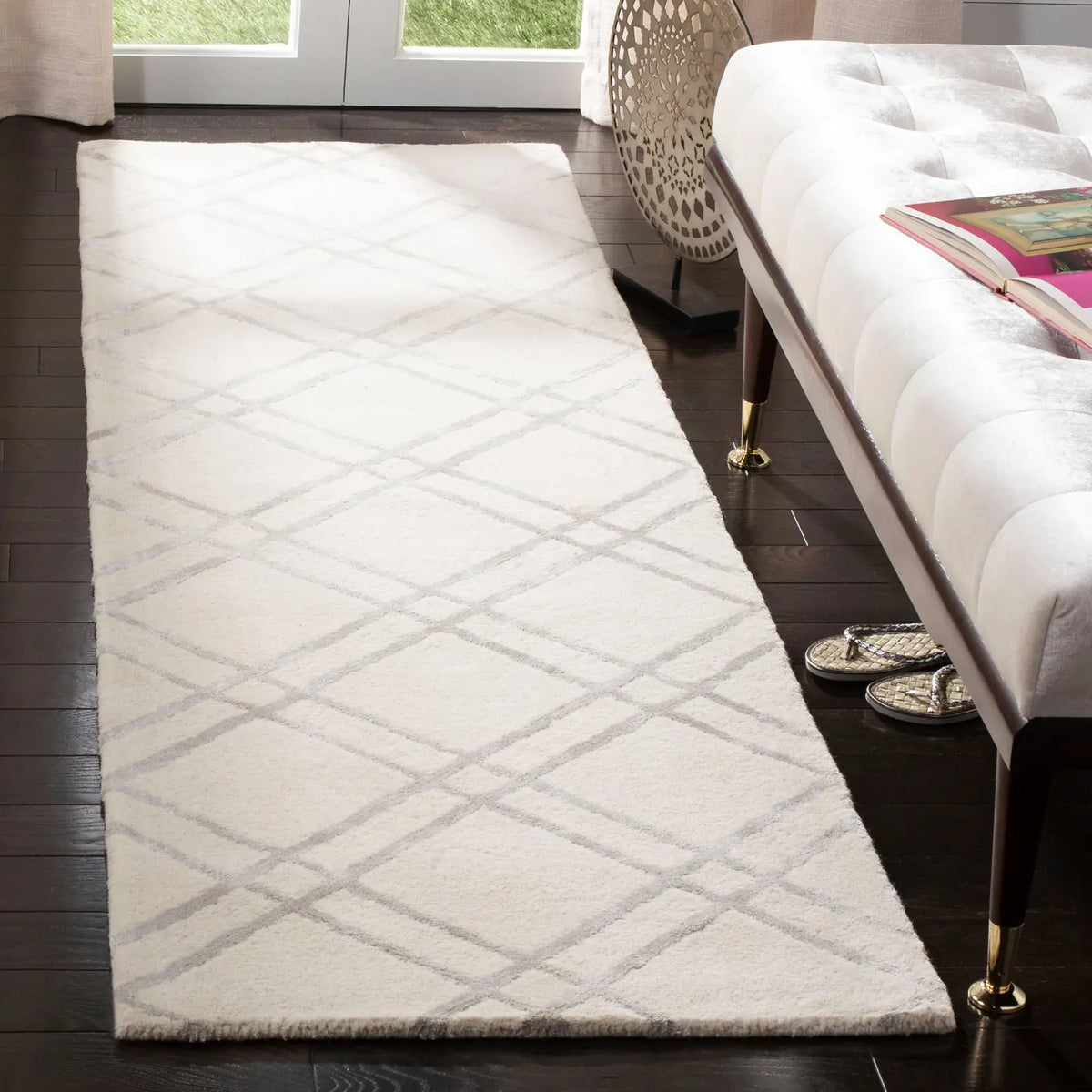 Safavieh Himalaya 2'-3" x 8'-0" Rug in Ivory / Silver