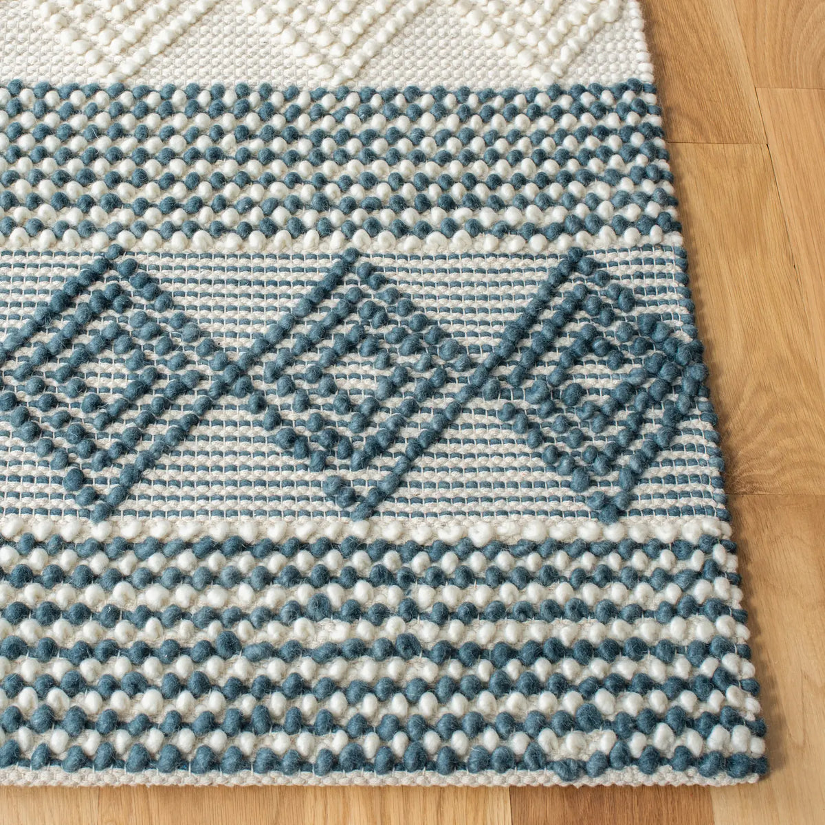 Safavieh Natura 4'-0" x 6'-0" Rug in Dark Green / Ivory