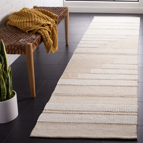 Safavieh Kilim 2'-3" x 9'-0" Rug in Ivory / Tan