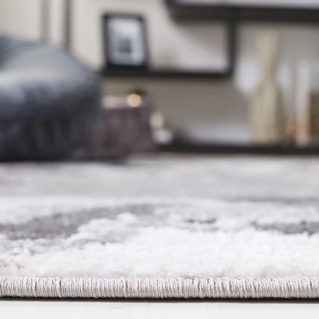 Safavieh Amelia 4'-5" x 6'-5" Rug in Charcoal / Grey