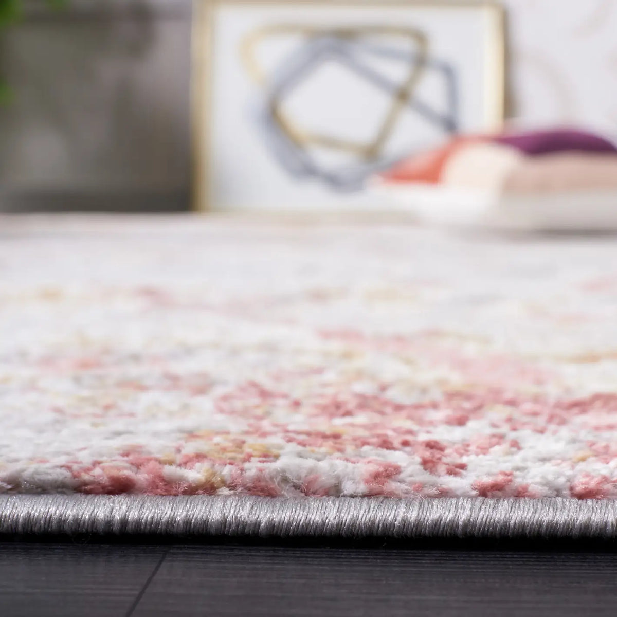 Safavieh Meadow 500 4'-0" x 6'-0" Rug in Grey / Pink