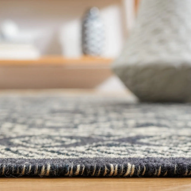 Safavieh Kilim 4'-0" x 6'-0" Rug in Black / Ivory